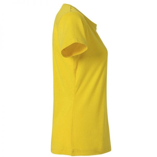 Basic dame T-shirt fra CLIQUE, lækker kvalitet med forstærket detaljer. Ses her fra siden i gul