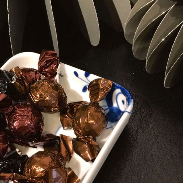 chokoladekugler med fyld fra pr chokolade i et lille tapasfad fra royal cph