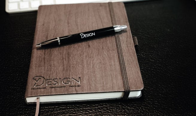 y-design merchandise notesbog med logo og kuglepen med logo