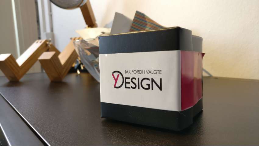 y-design æske med logo til portfolio fremvisning